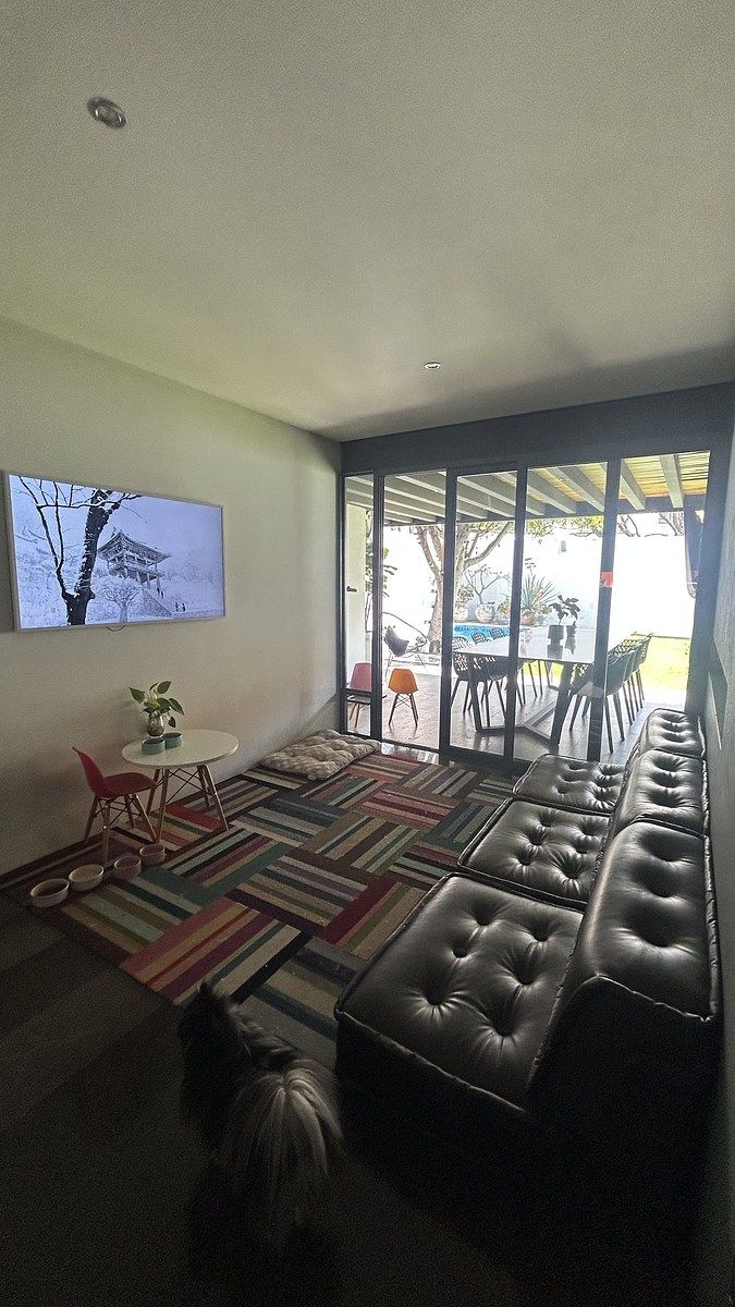 8 de 25: Salita TV junto jardín