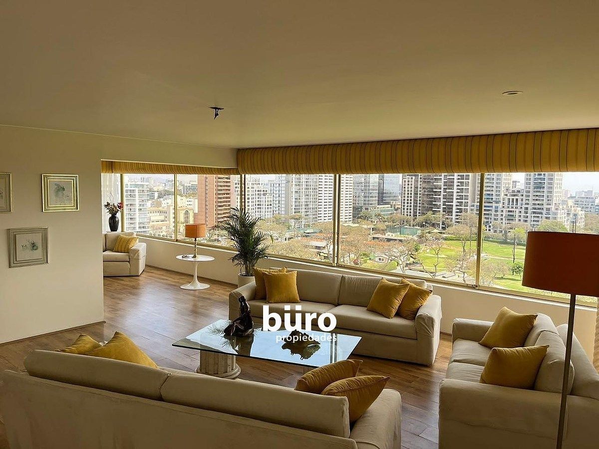 2 de 12: Preciosa Sala Comedor con impresionante vista al Golf