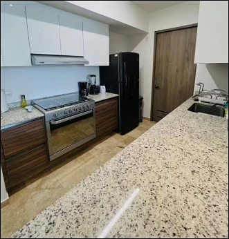 3 de 21: Cocina integral cubierta de granito