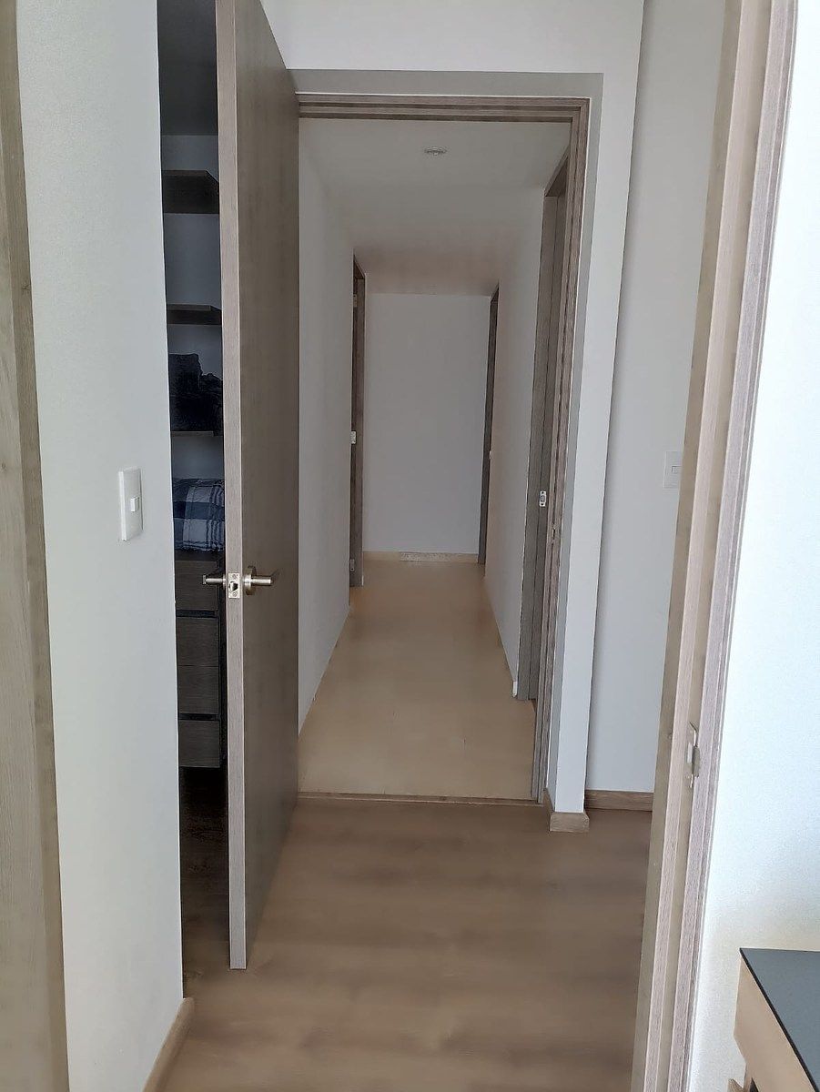 6 de 21: Pasillo distribuidor a las 3 recamaras