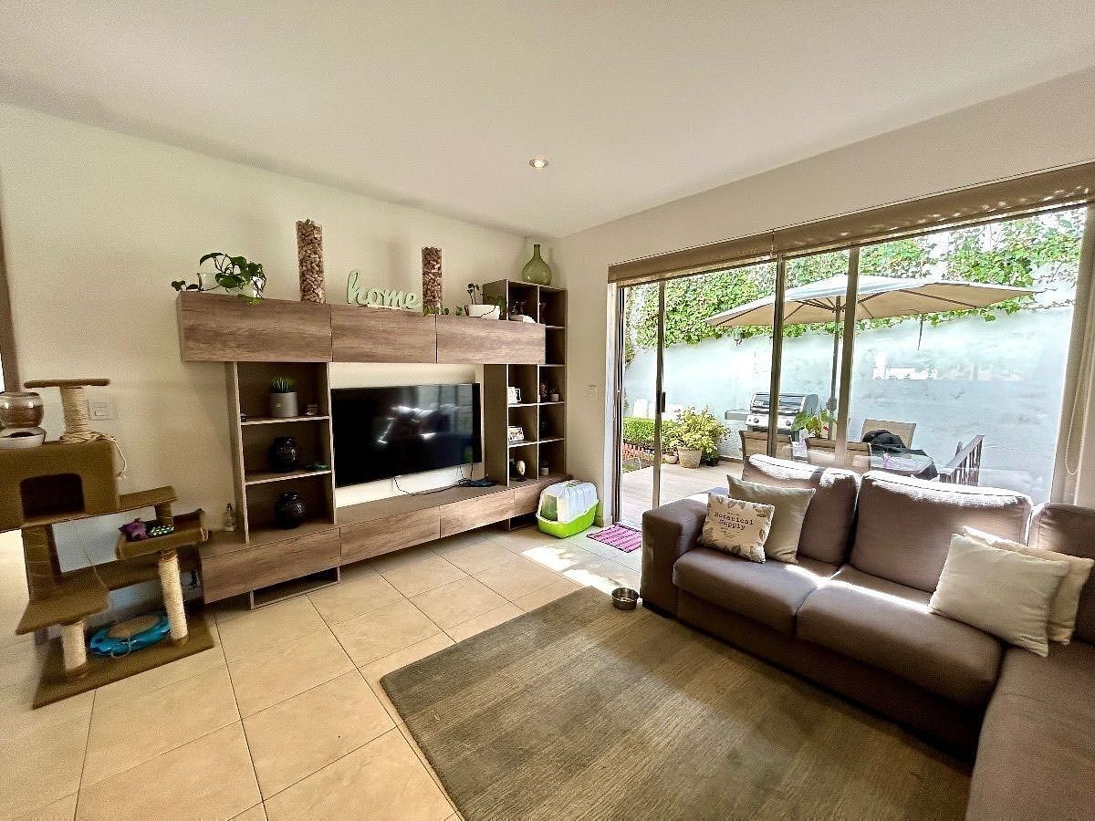 8 de 32: Family junto a la cocina con acceso a una terraza