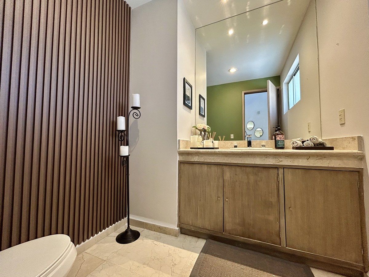 29 de 32: Medio baño de visitas