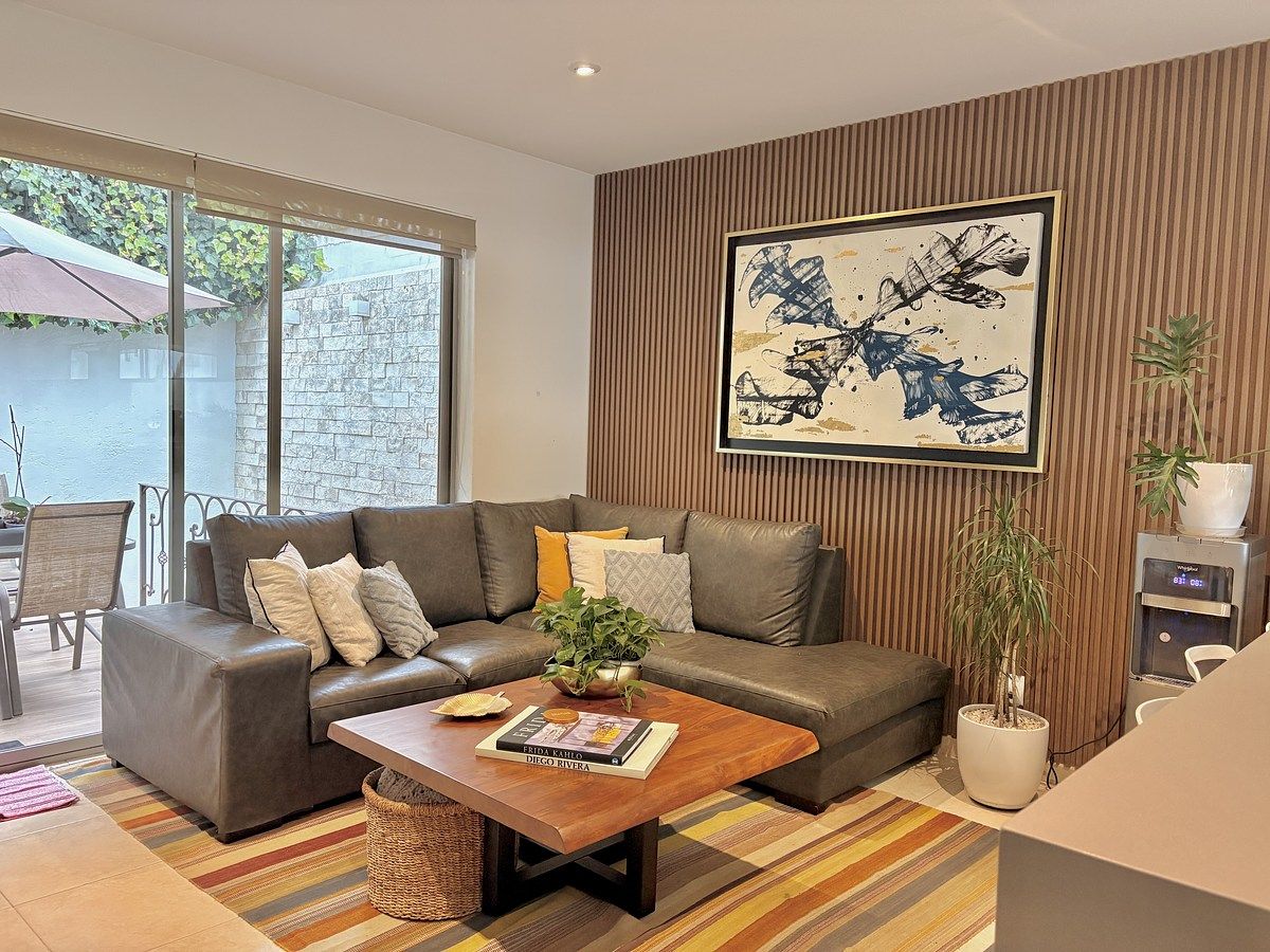 2 de 37: Familia junto a la cocina