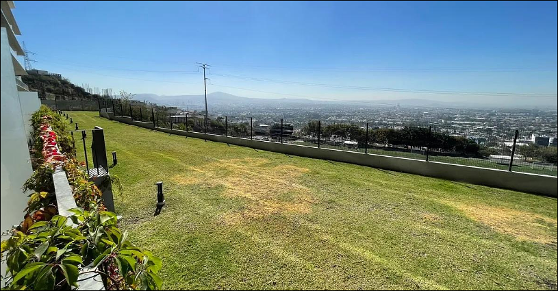 14 de 18: Jardín con vista panorámica