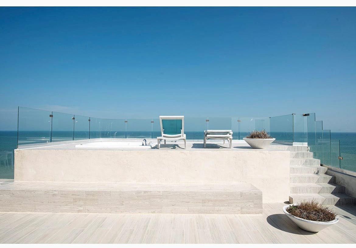 5 de 24: Balcón con jacuzzi perteneciente a tu penthouse