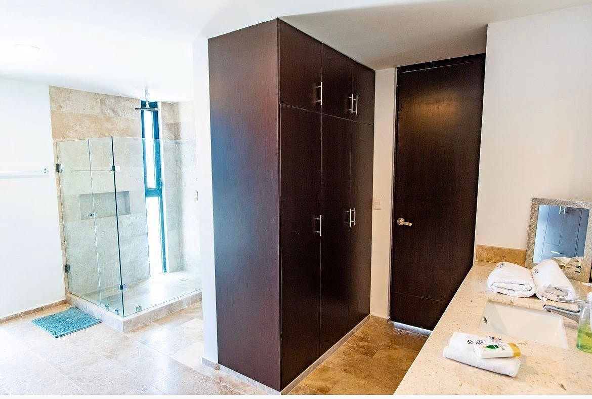 21 de 24: Baño de gran tamaño para tu comodidad