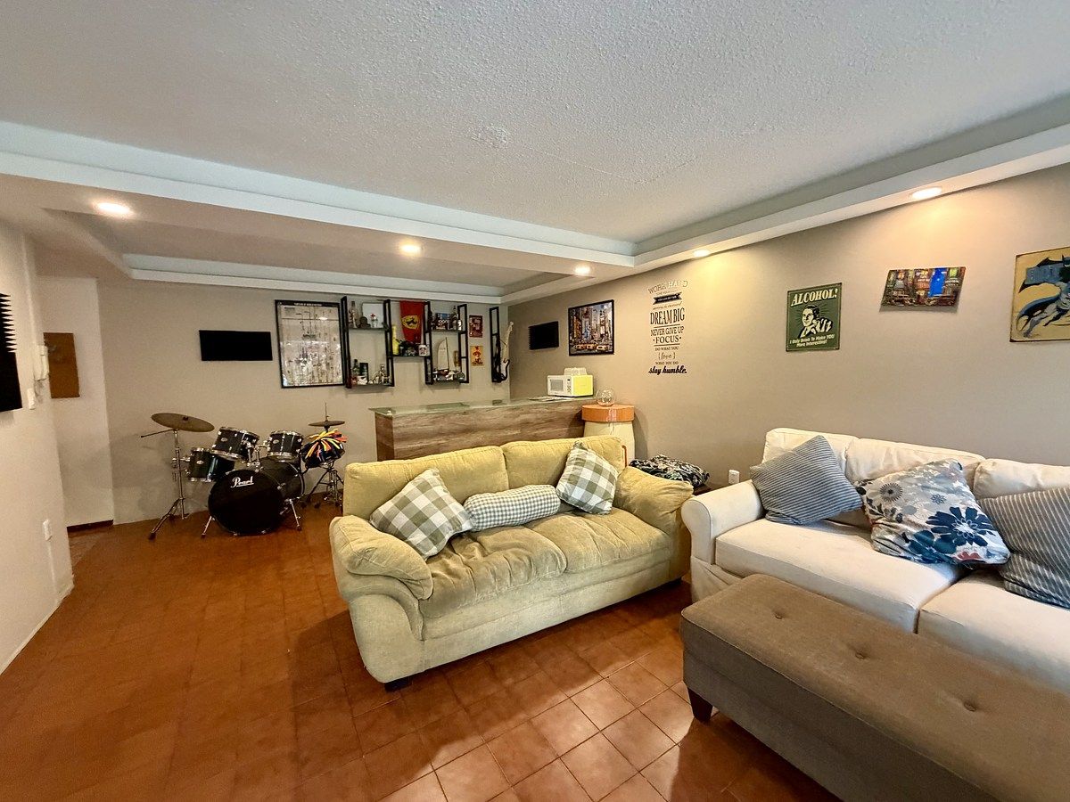 23 de 32: Salón de juegos con salída al jardín