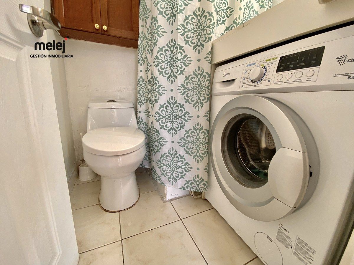 14 de 18: Baño 2 con conexión para lavadora