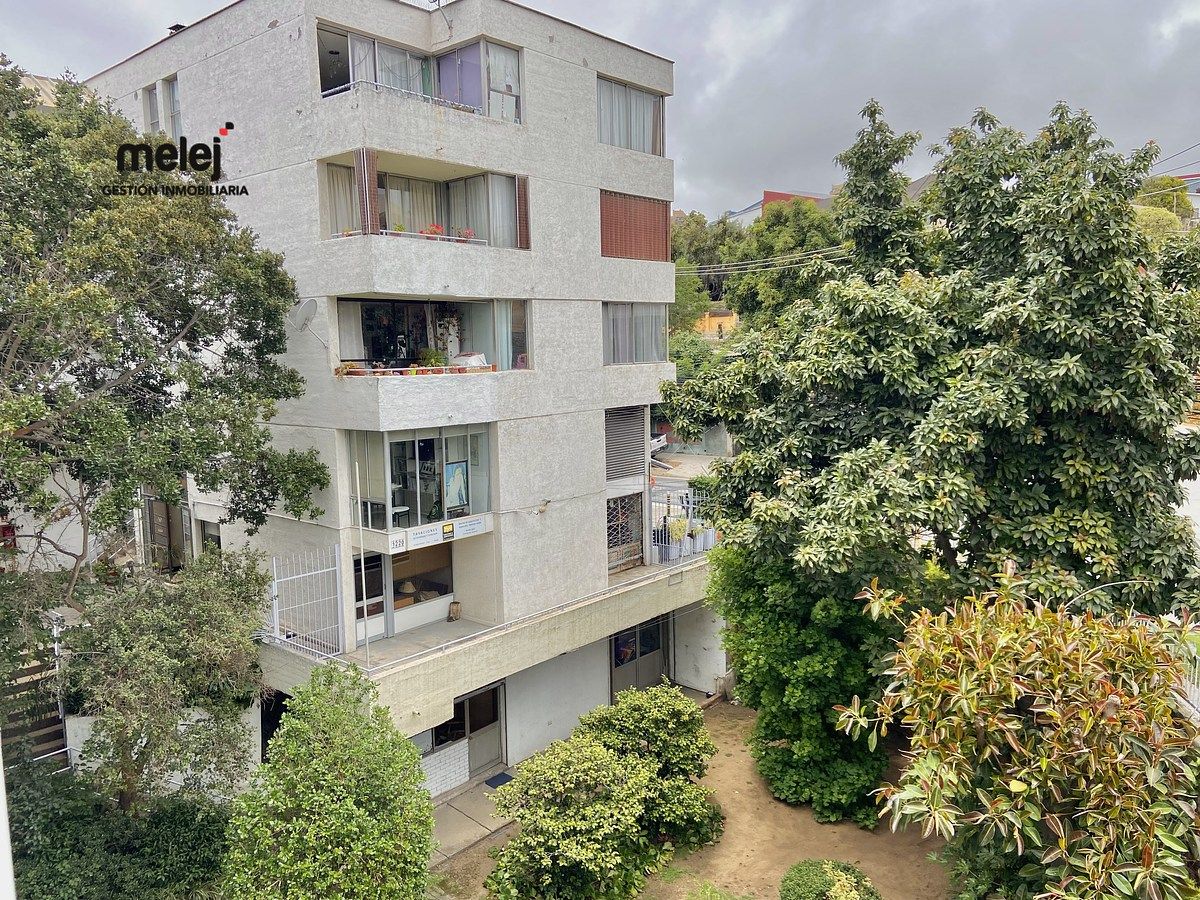 18 de 18: Edificio y áreas verdes