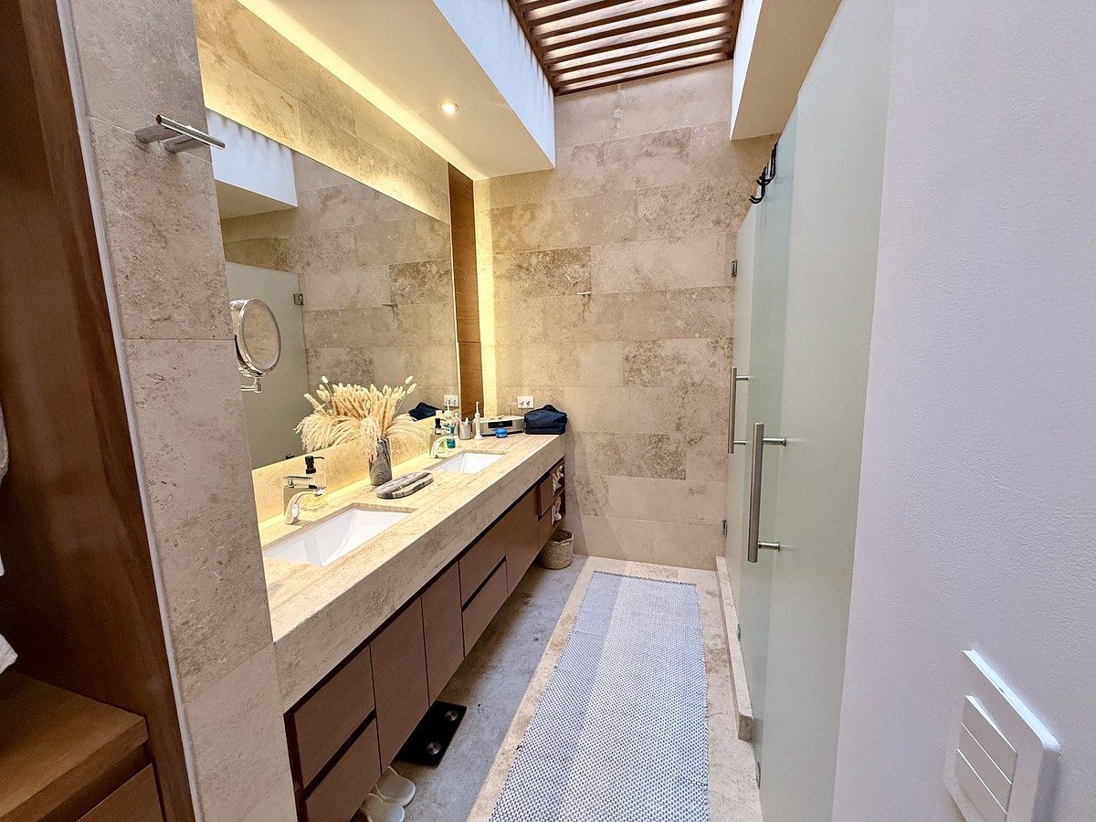 9 de 14: Baño de la recámara principal con walk-in closet