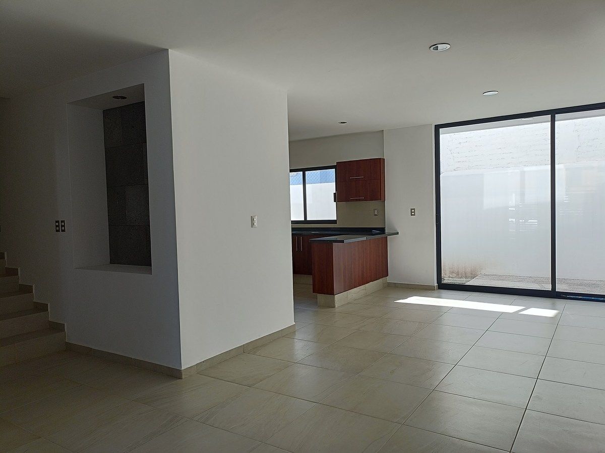 8 of 39: vista al jardín y cocinacocina