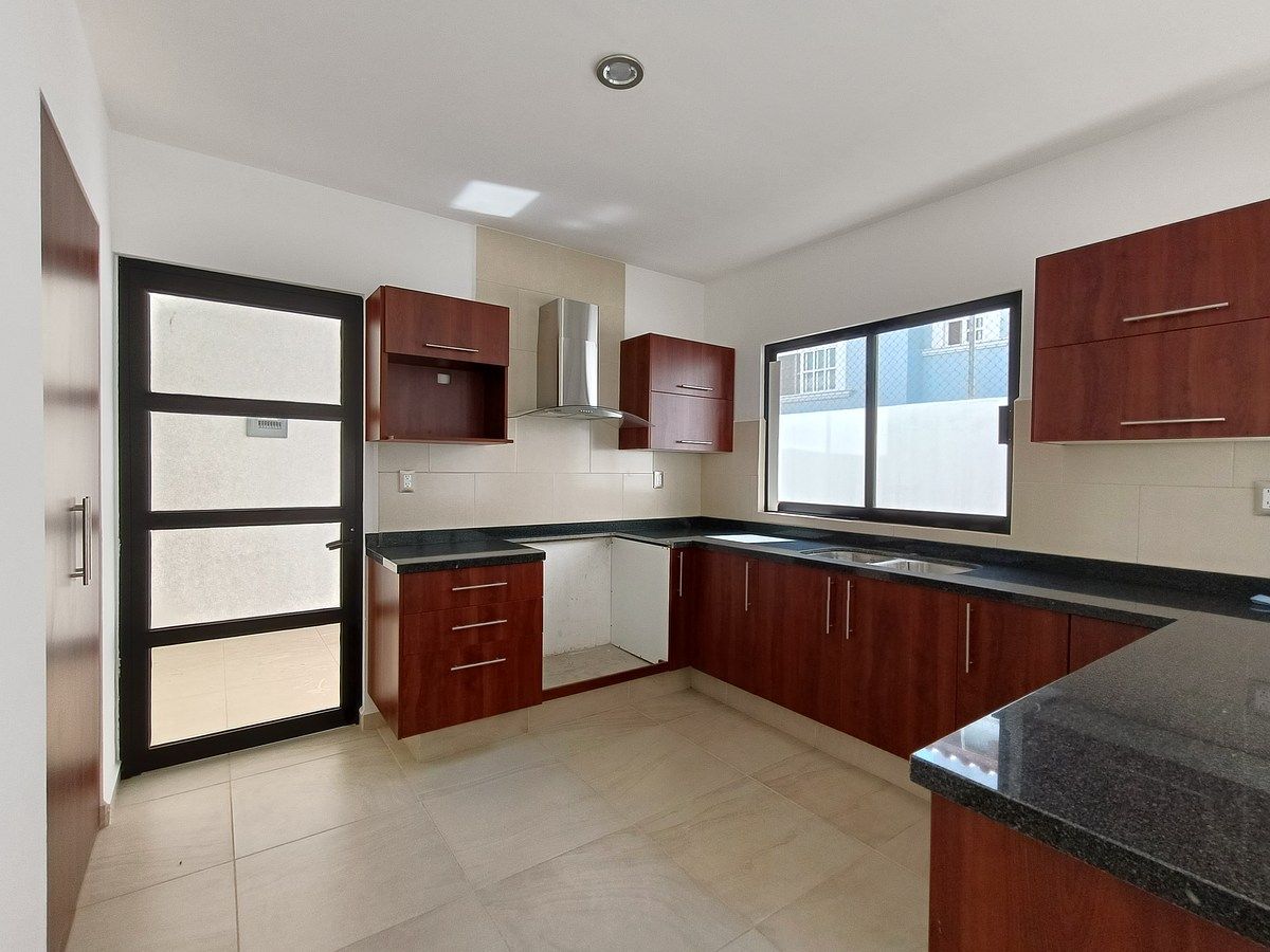 11 of 39: cocina salida al patio de servicio