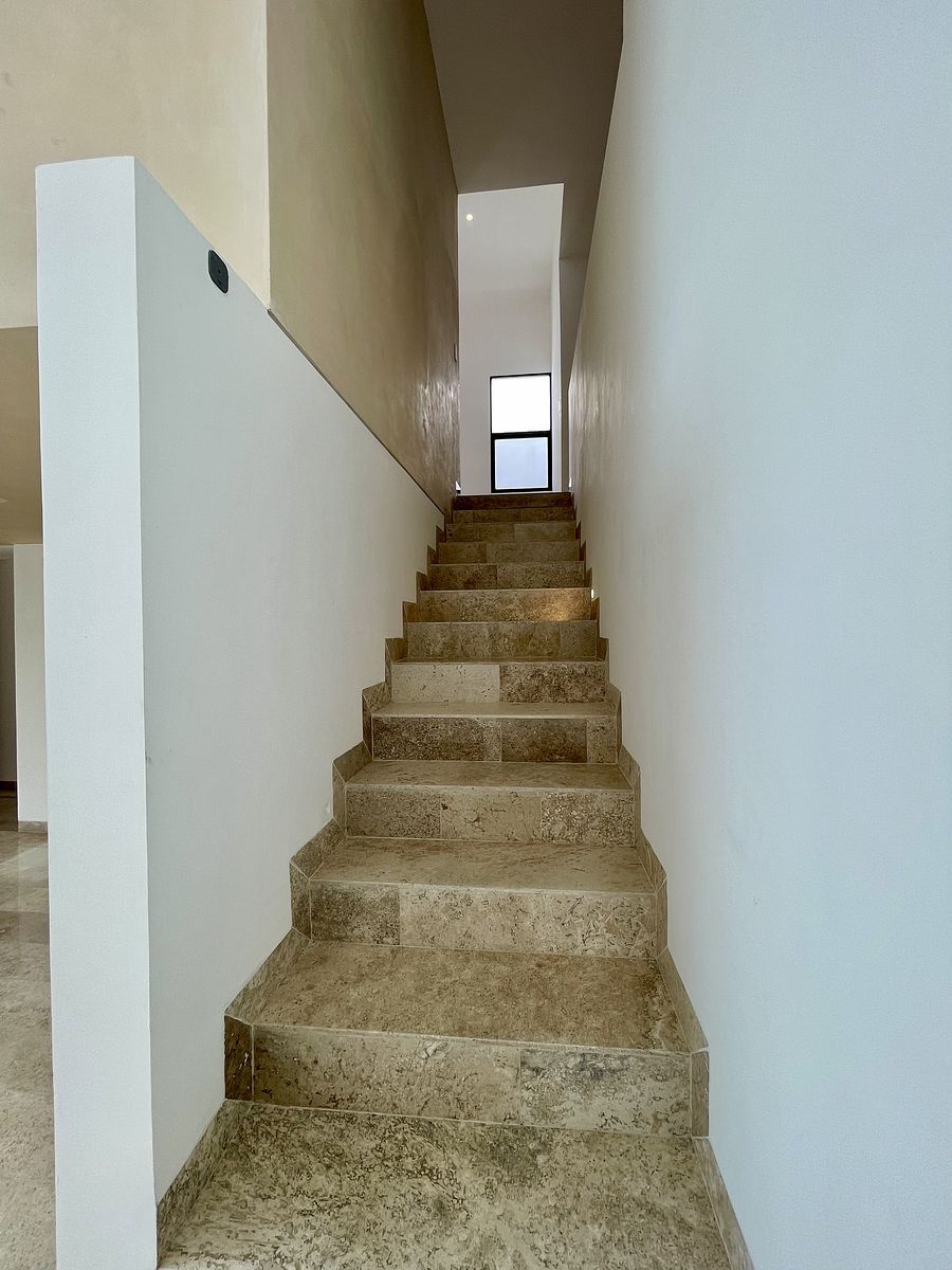 18 de 37: Escalera a planta alta