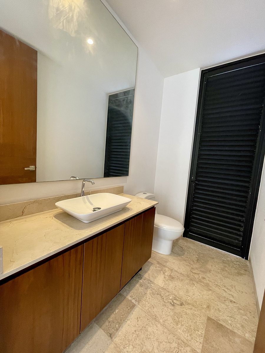 19 de 37: Medio baño