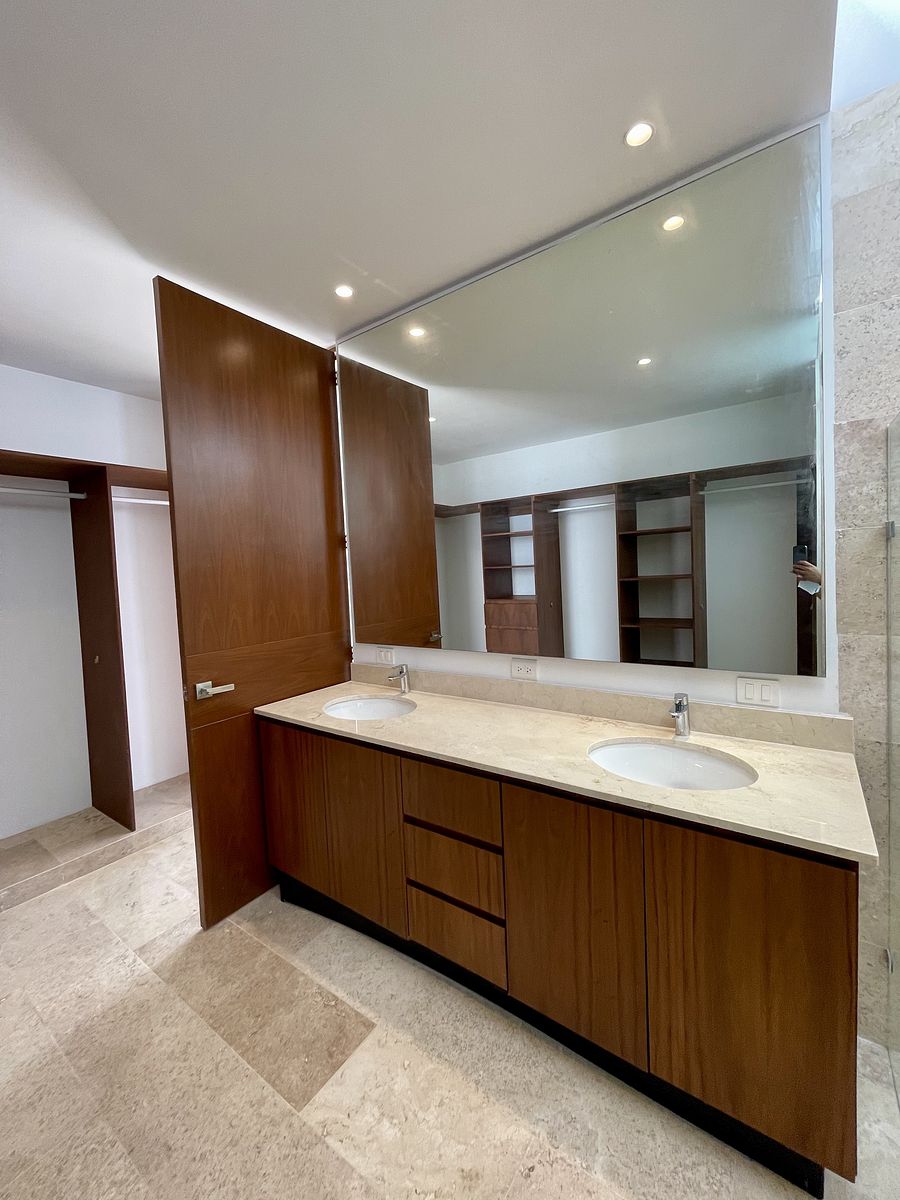 26 de 37: Baño recámara principal