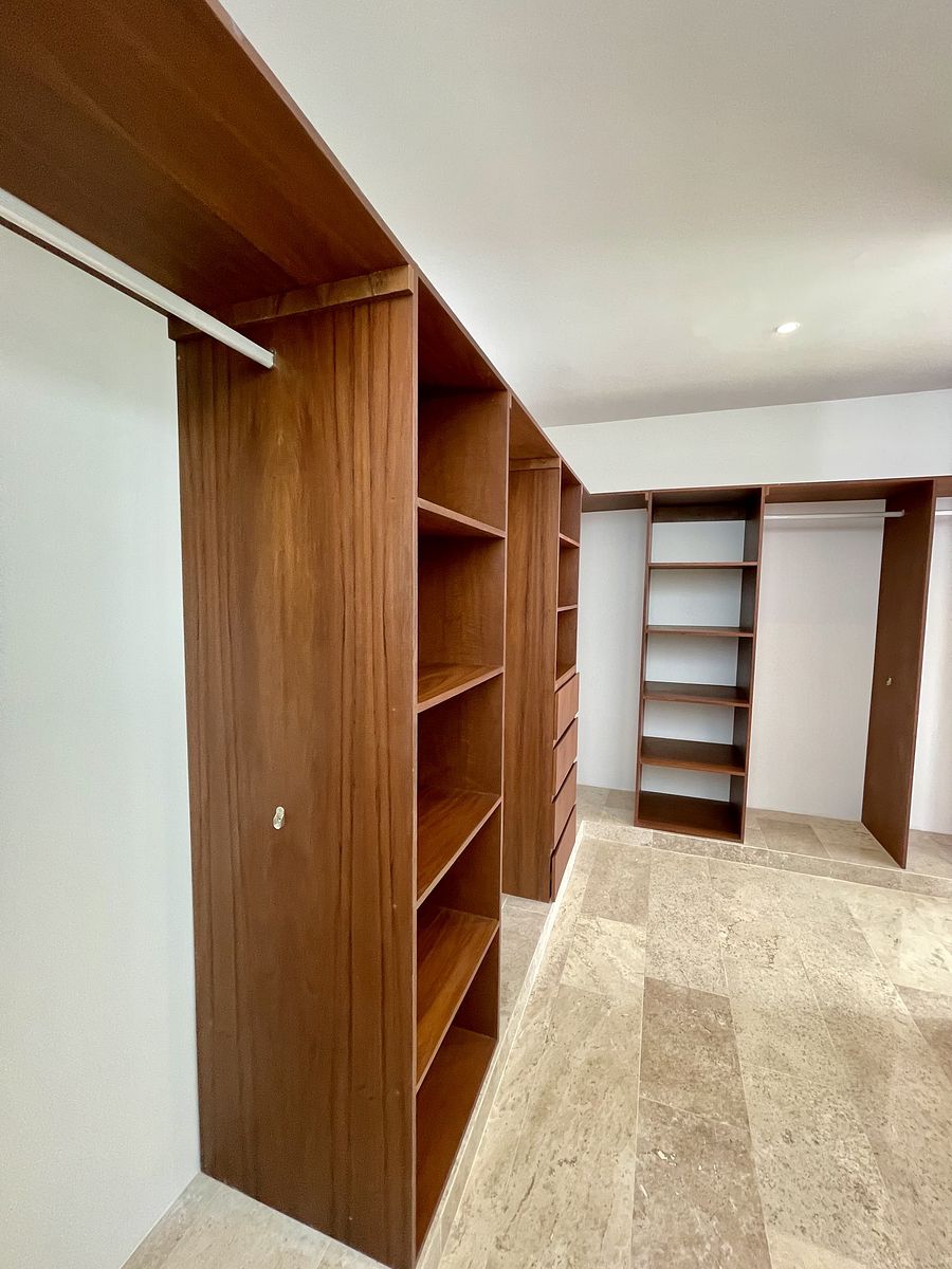 27 de 37: Closet vestidor recámara principal