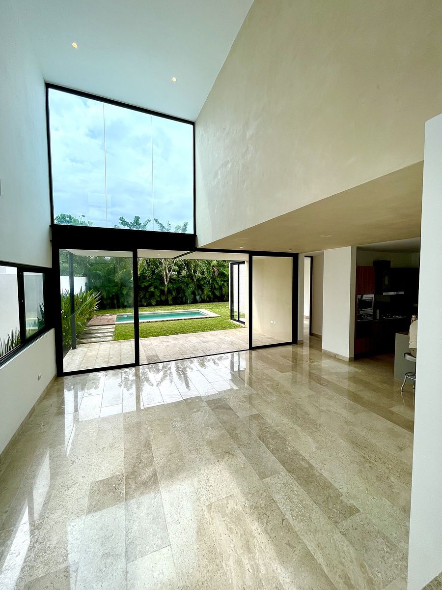 2 de 37: Entrada y vista a sala y jardin