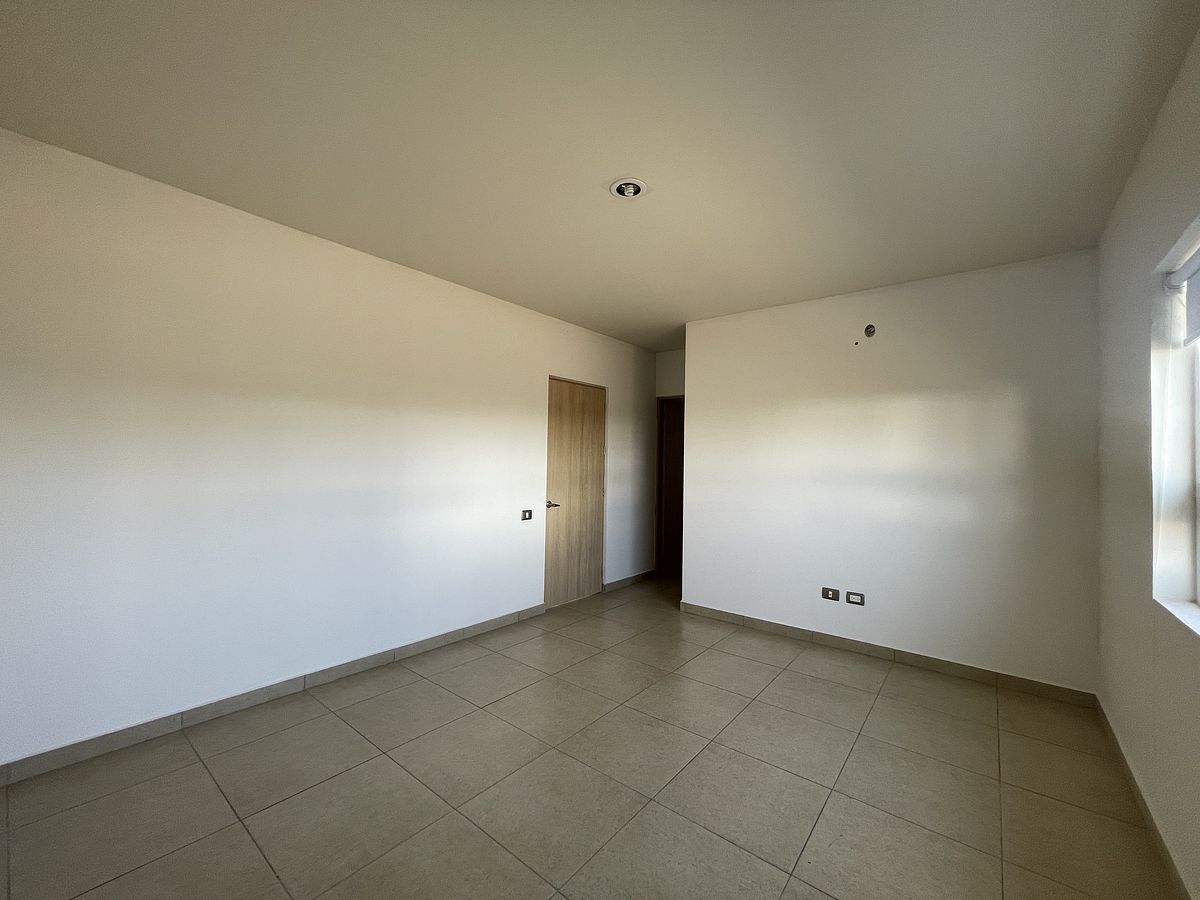 10 de 16: Habitación principal con baño y vestidor