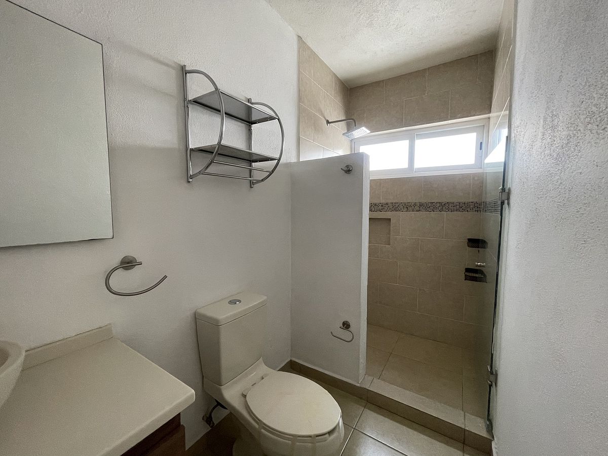 11 de 16: Baño de habitación principal