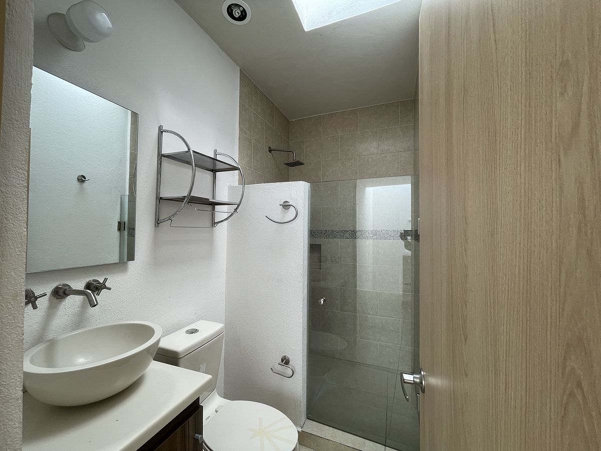 9 de 16: Baño completo compartido por habitacione secundarias