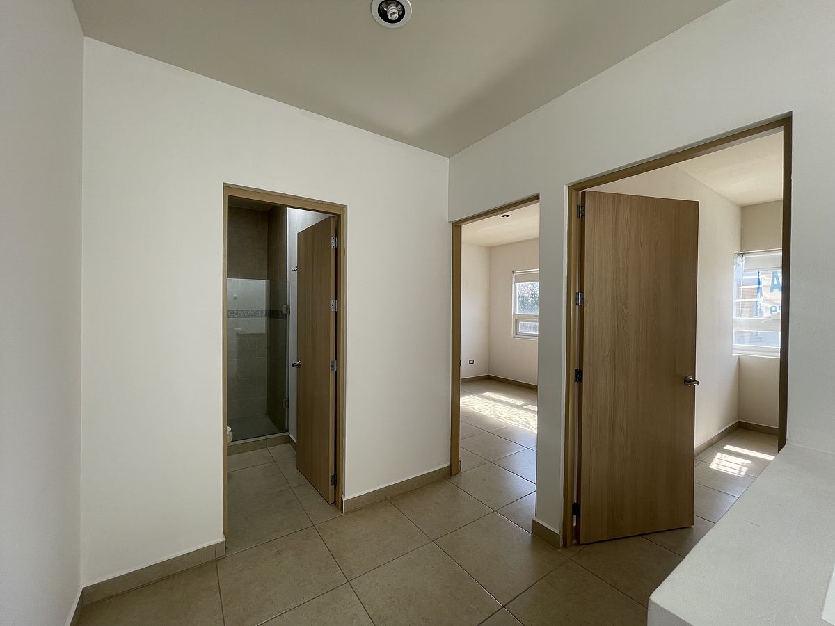 14 de 16: Recibidor de escaleras de segundo nivel