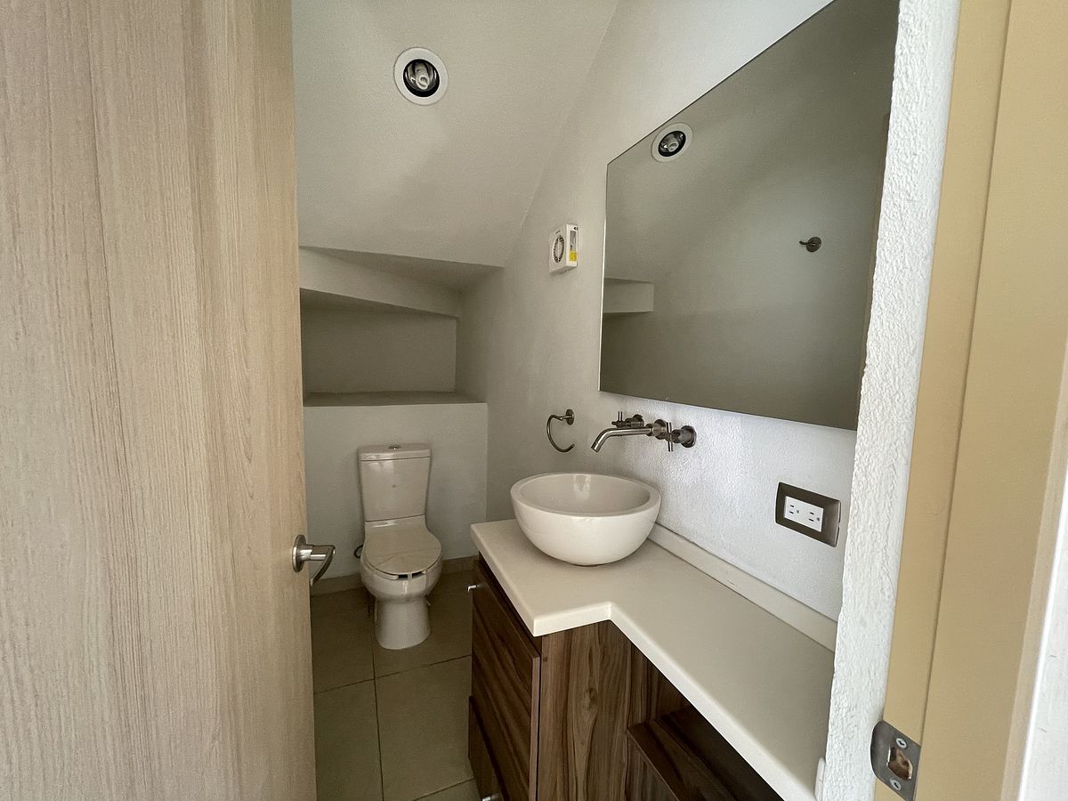 6 de 16: Medio baño de visitas