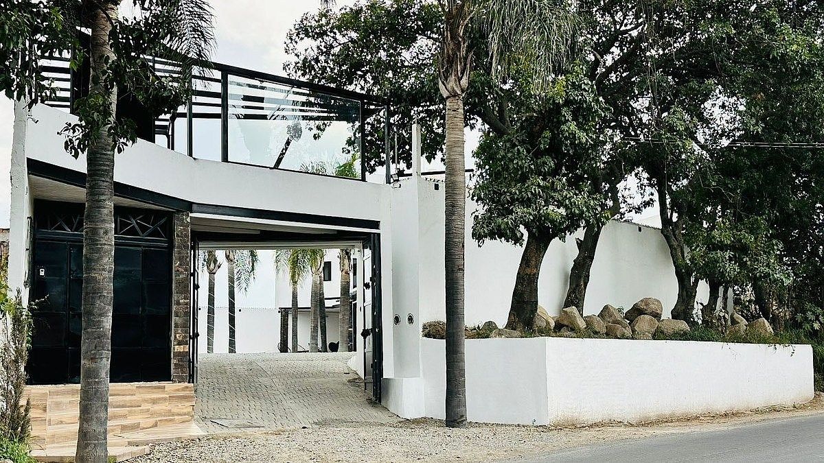 1 of 10: Fachada ingreso