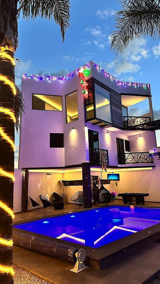 2 of 10: Exterior de finca