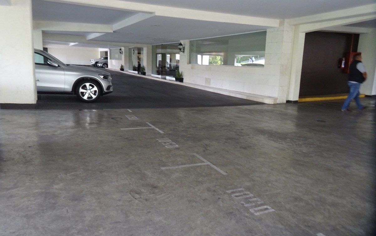 17 de 17: Estacionamiento techado. con valet.