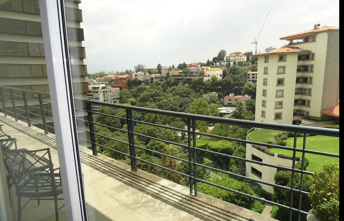 4 de 17: Balcón con vista verde.