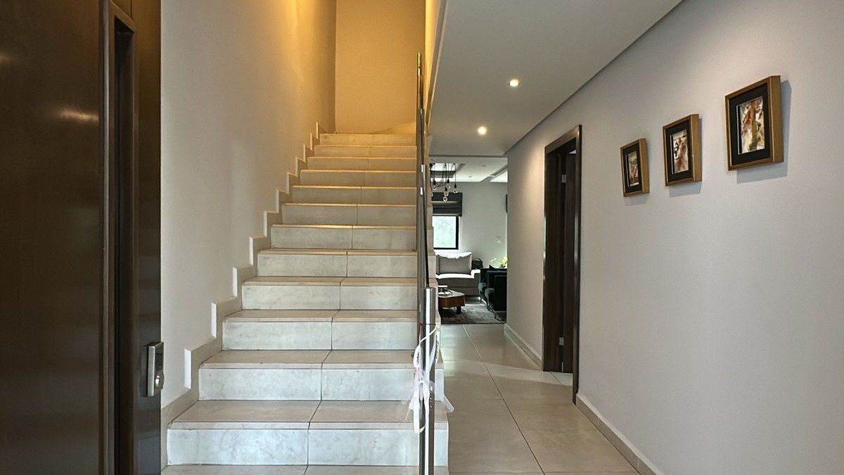 7 de 43: Escalera a Segunda Planta.