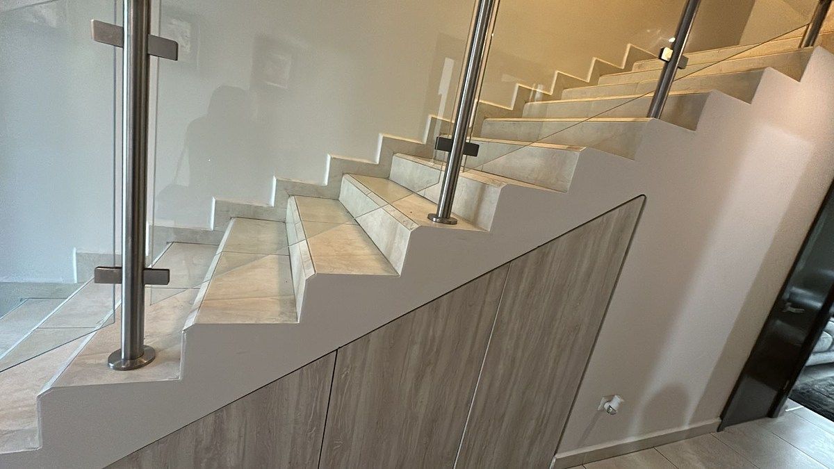 9 de 43: Bodega bajo escalera.