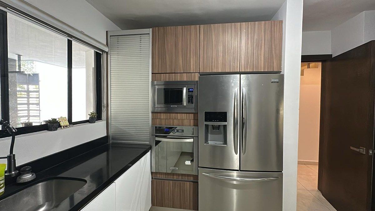 20 de 43: Cocina con Refrigerador, Horno y Microondas.