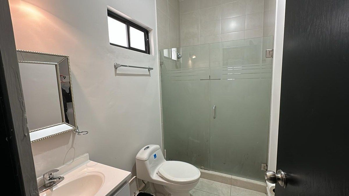 35 de 43: Baño de Recámara secundaria.