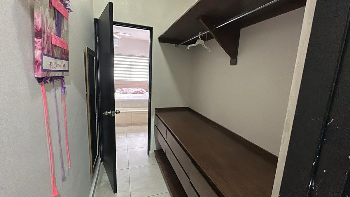 34 de 43: Vestidor de Recámara secundaria.