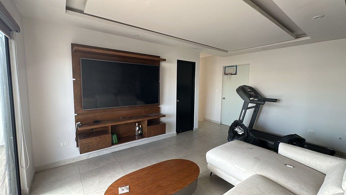 39 de 43: Mueble empotrado de TV en Estancia de Tercer planta.
