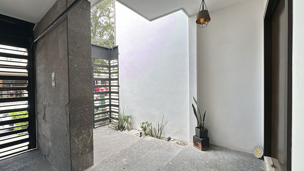 2 de 43: Jardín interior en cochera.