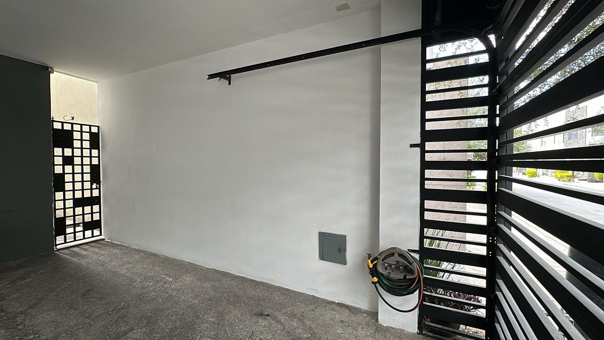 5 de 43: Acceso a pasillo latera que conecta con área de cochera.