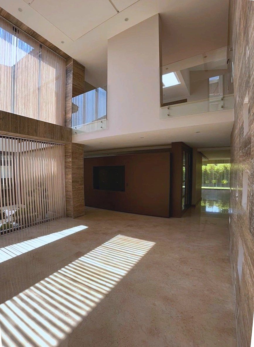 7 of 22: Comedor de doble altura con vista al jardin Zen