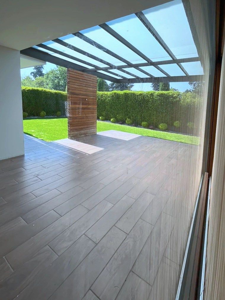 11 of 22: Jardin Frontal con Pergola y Firme de Concreto