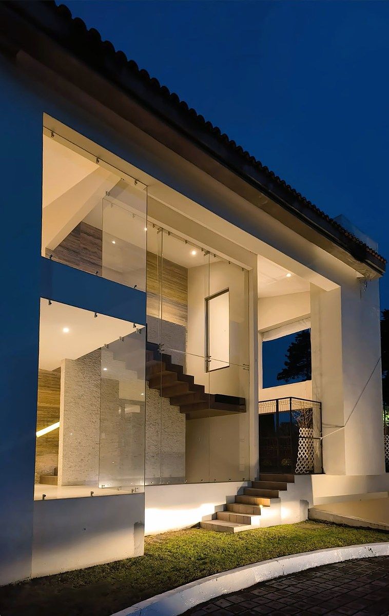 14 of 22: Imponente Fachada en atardecer