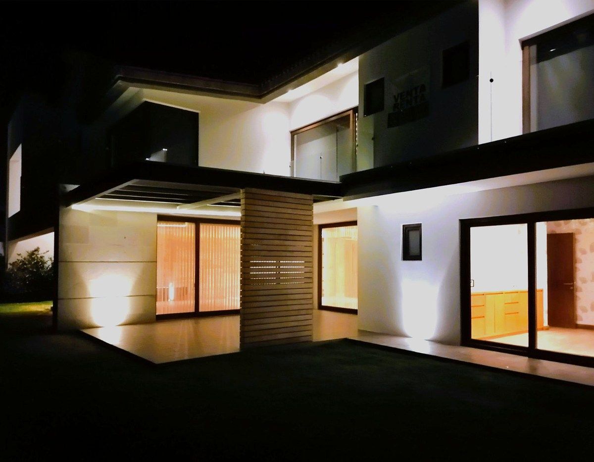 16 of 22: Area de Jardin en la noche