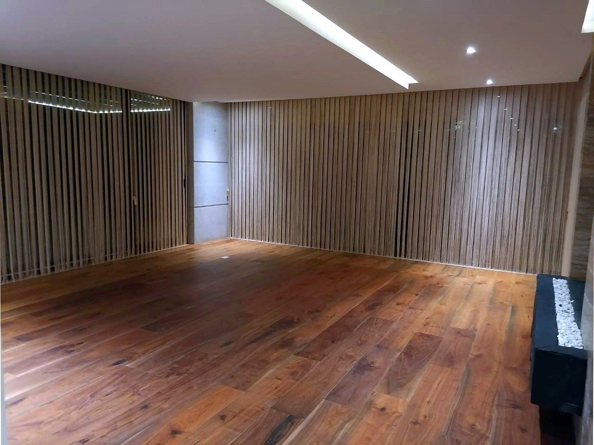 17 of 22: Salon con salida al jardin con chimenea de bioetanol