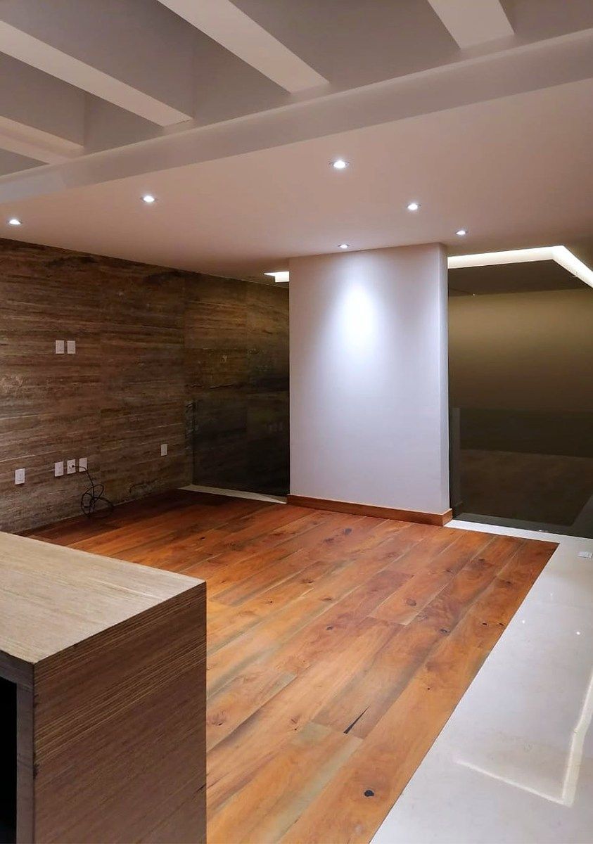 18 of 22: Family Room de primer piso