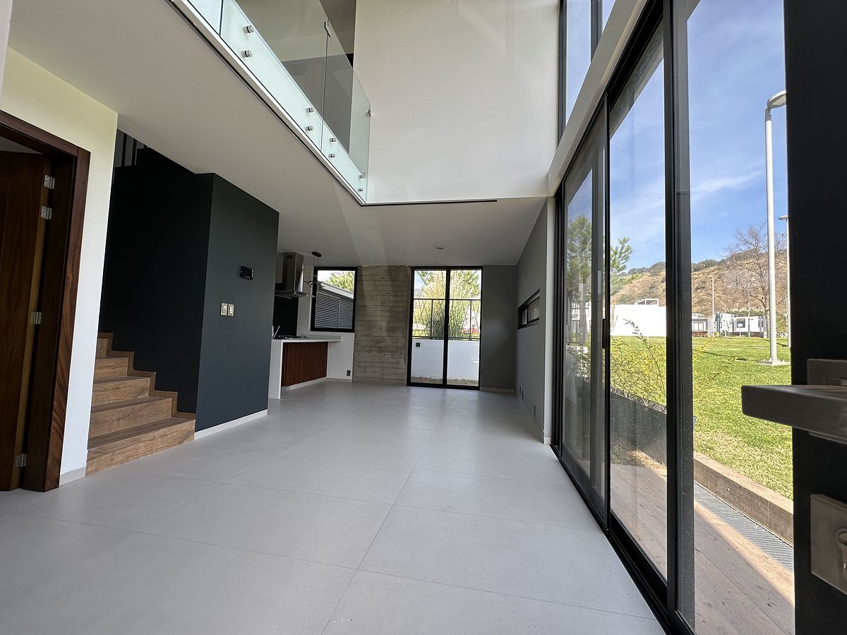 2 de 40: Sala doble altura y comedor