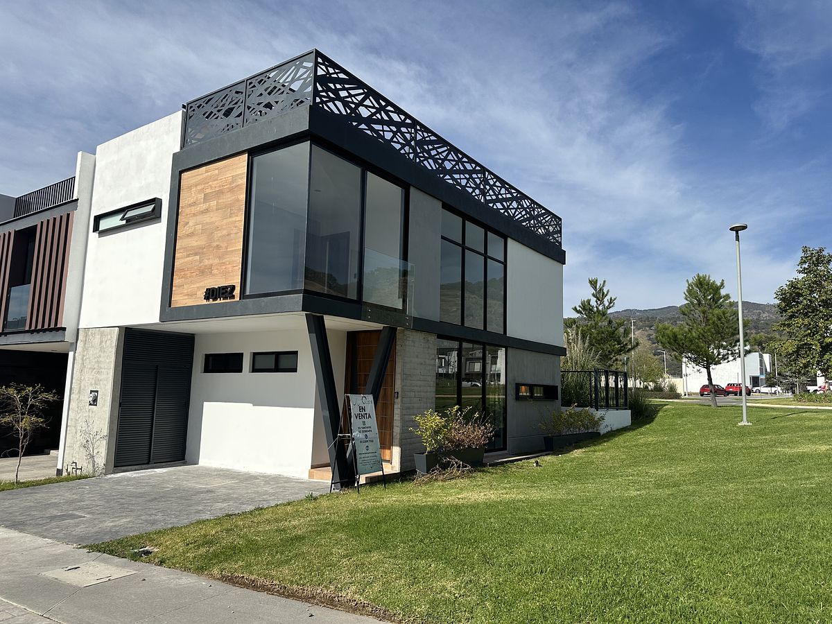 1 de 40: Fachada y área verde excedente