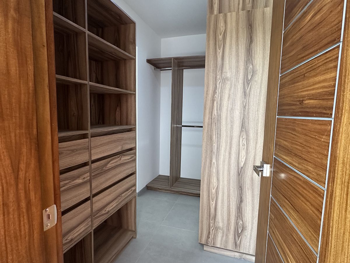 13 de 40: Vestidor recámara principal