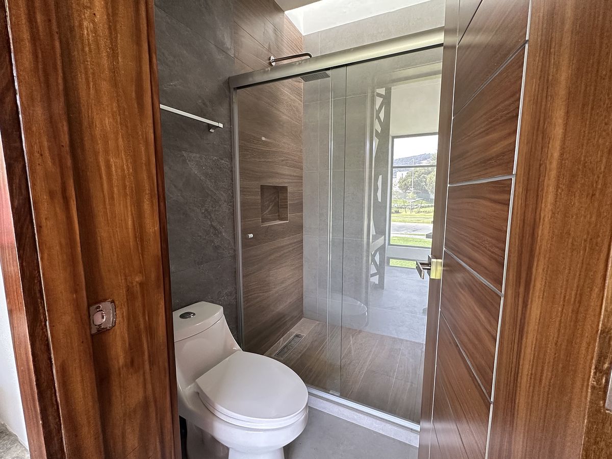 18 de 40: Regadera sanitario separado de lavabo