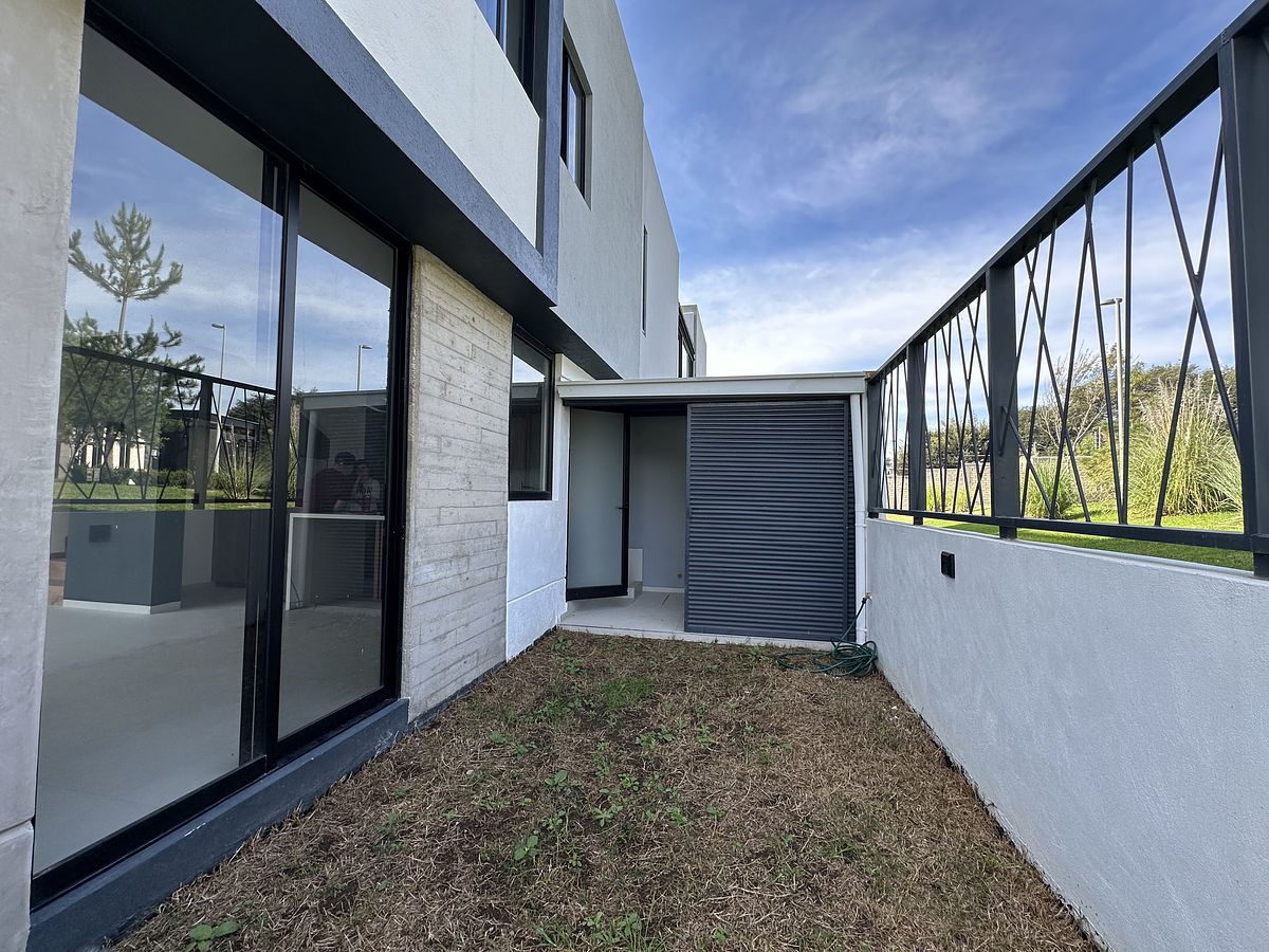 23 de 40: Jardín lateral