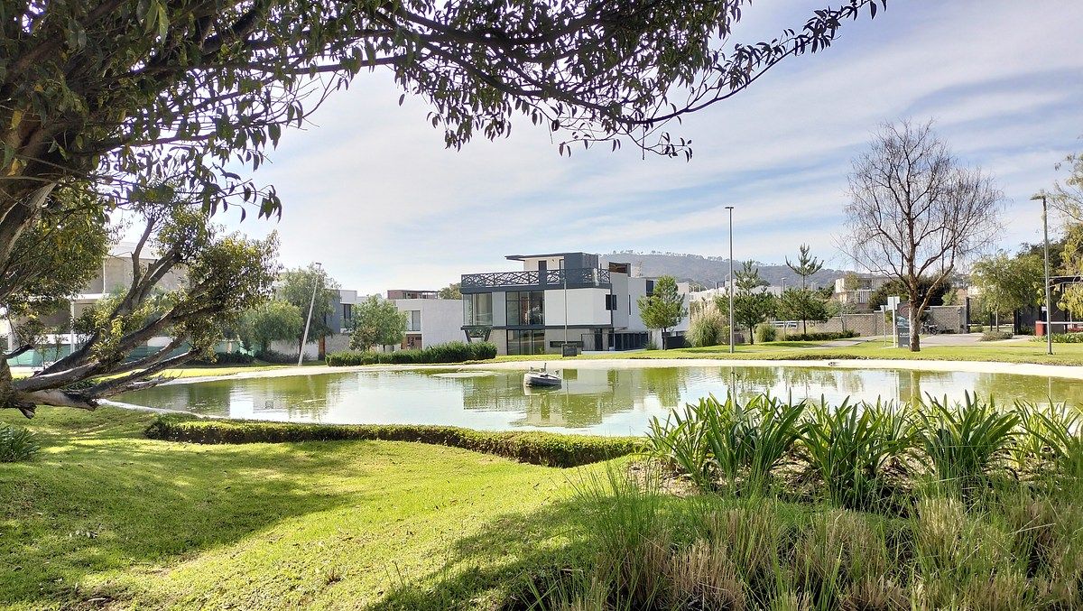 25 de 40: Frente a parque y lago